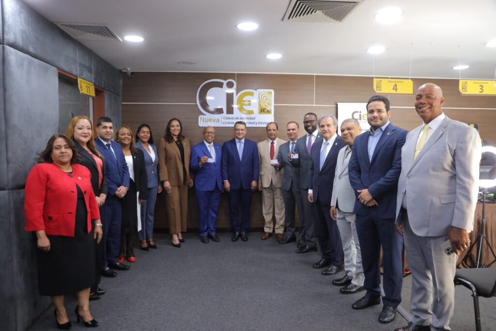 Alfredo Pacheco recibe y respalda entrega de nueva cédula 3 Alfredo Pacheco junto a otros funcionarios Alfredo Pacheco recibe y respalda entrega de nueva cédula