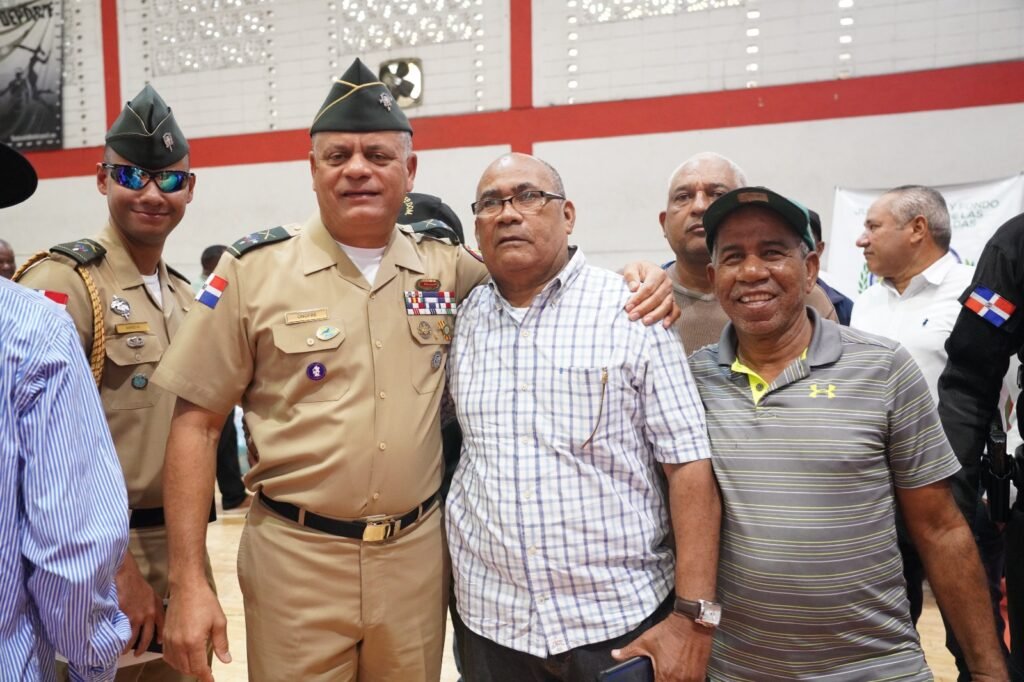 Carlos Antonio Fernandez Onofre 3 Ministro de Defensa encabeza jornada social para más de 800 pensionados en Villa Duarte