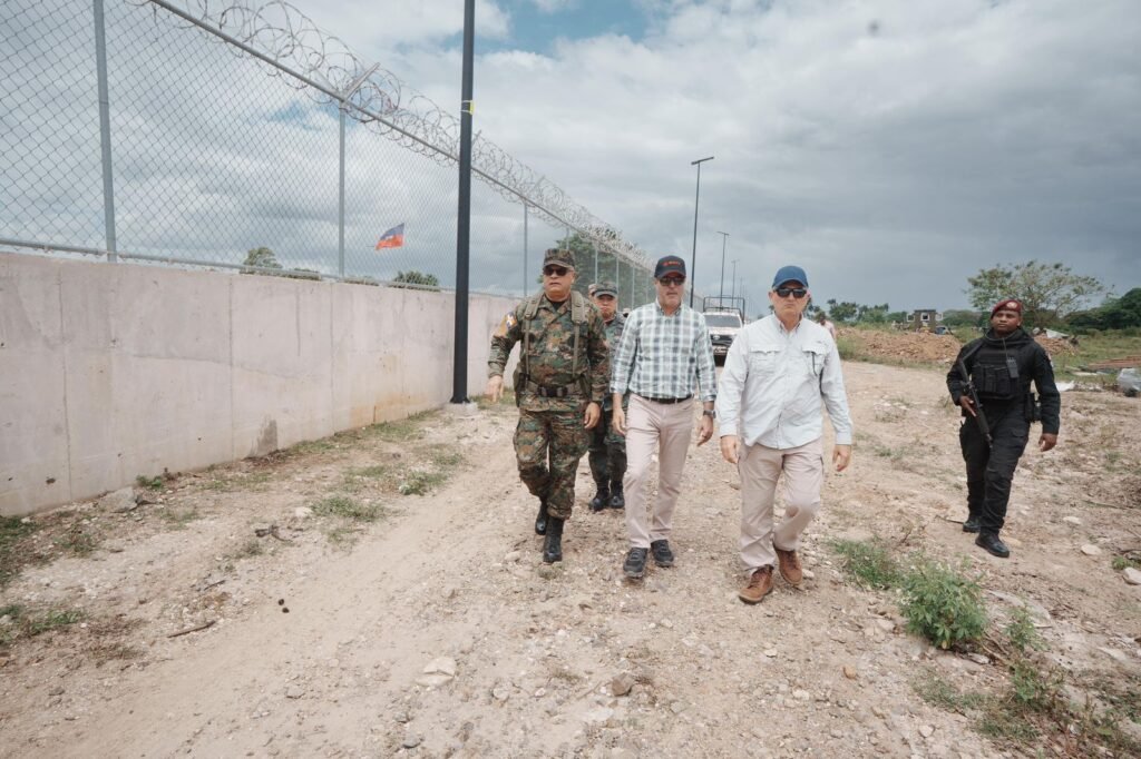 Ministro de Defensa supervisa avances de la verja perimetral fronteriza en la zona norte 3 Carlos Antonio Fernandez Onofre 6 Ministro de Defensa supervisa avances de la verja perimetral fronteriza en la zona norte