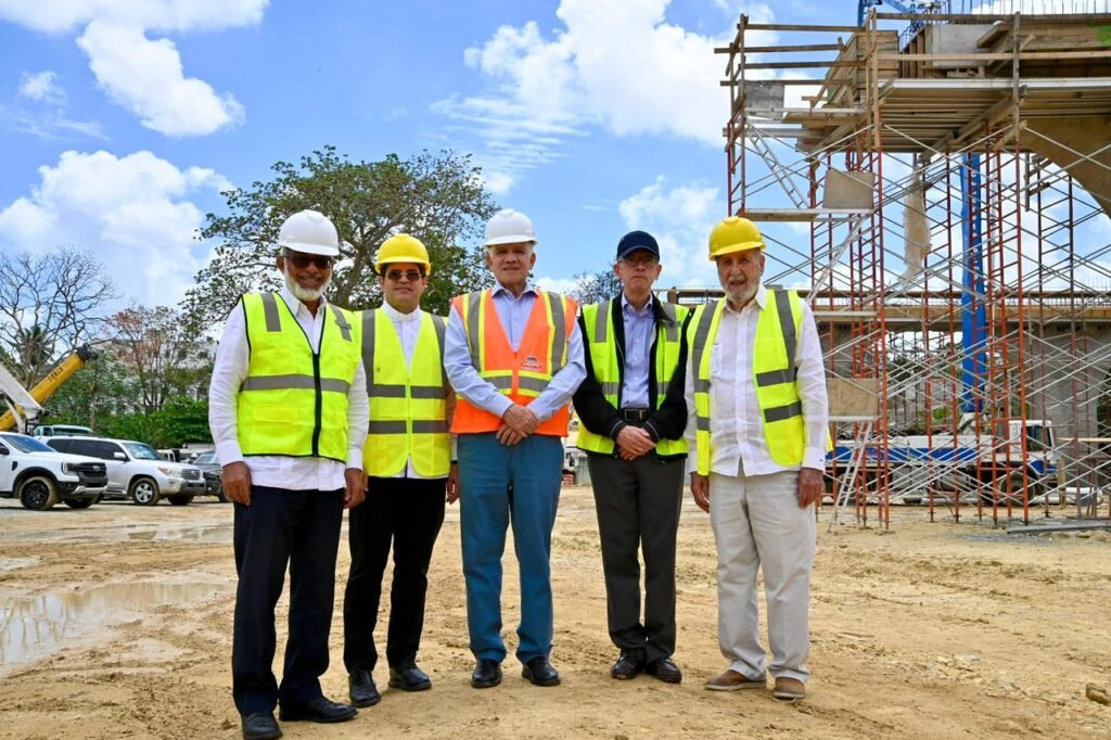 Comisión que vigila uso de fondos de Aerodom supervisa obras de solución vial que ejecuta el MOPC en SD 6 Comision que vigila uso de fondos de Aerodom 4 Comisión que vigila uso de fondos de Aerodom supervisa obras de solución vial que ejecuta el MOPC en SD