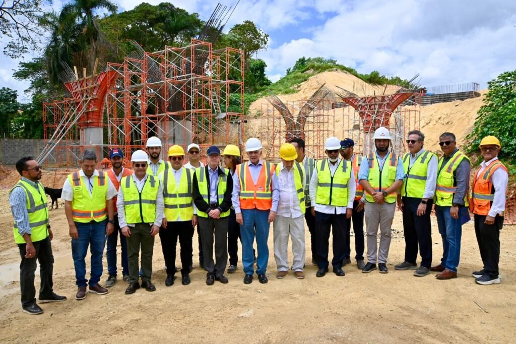 Comisión que vigila uso de fondos de Aerodom supervisa obras de solución vial que ejecuta el MOPC en SD 4 Comision que vigila uso de fondos de Aerodom 6 Comisión que vigila uso de fondos de Aerodom supervisa obras de solución vial que ejecuta el MOPC en SD