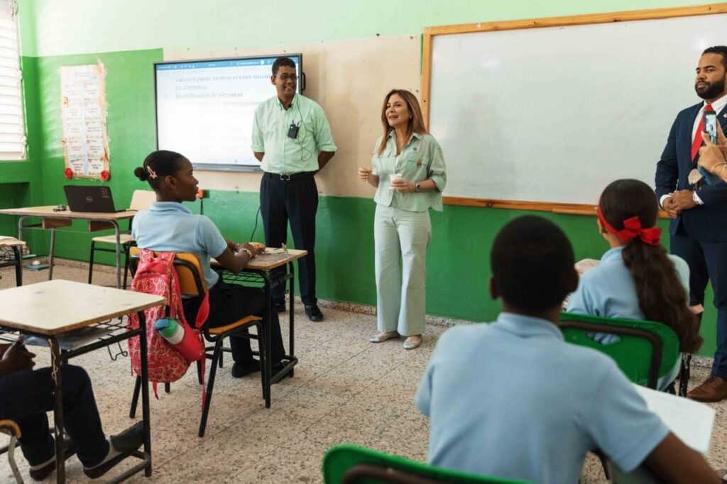 Comunicaciones ADN Carolina Mejía lleva su programa educativo al Centro Educativo República de Guatemala
