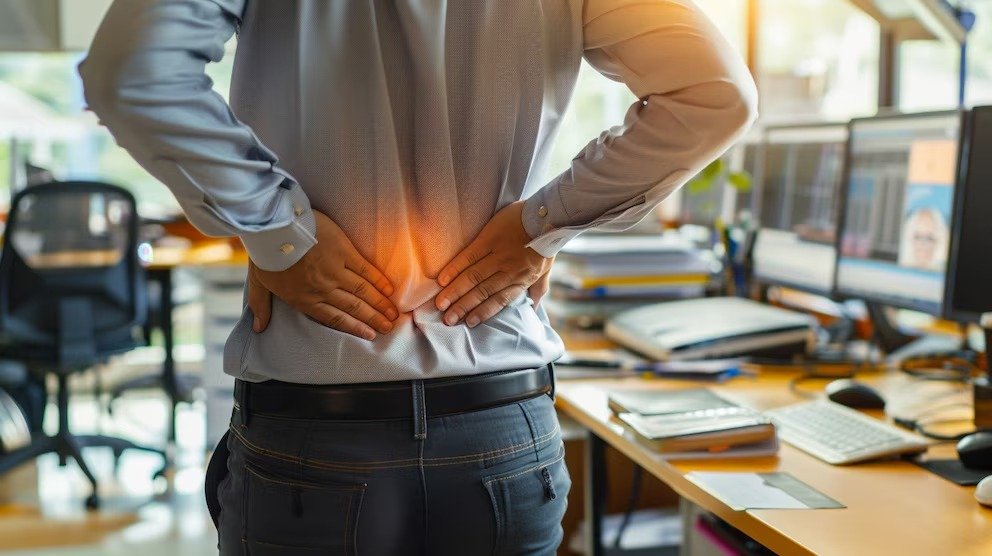 Consultores en ergonomia Qué es la “joroba de oficina” y cómo prevenirla con ejercicios respaldados por la ciencia