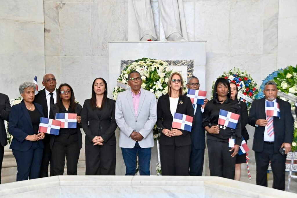 Dasac entrega ofrenda floral 1 Asistencia Social honra al patricio Francisco del Rosario Sánchez con motivo a su natalicio