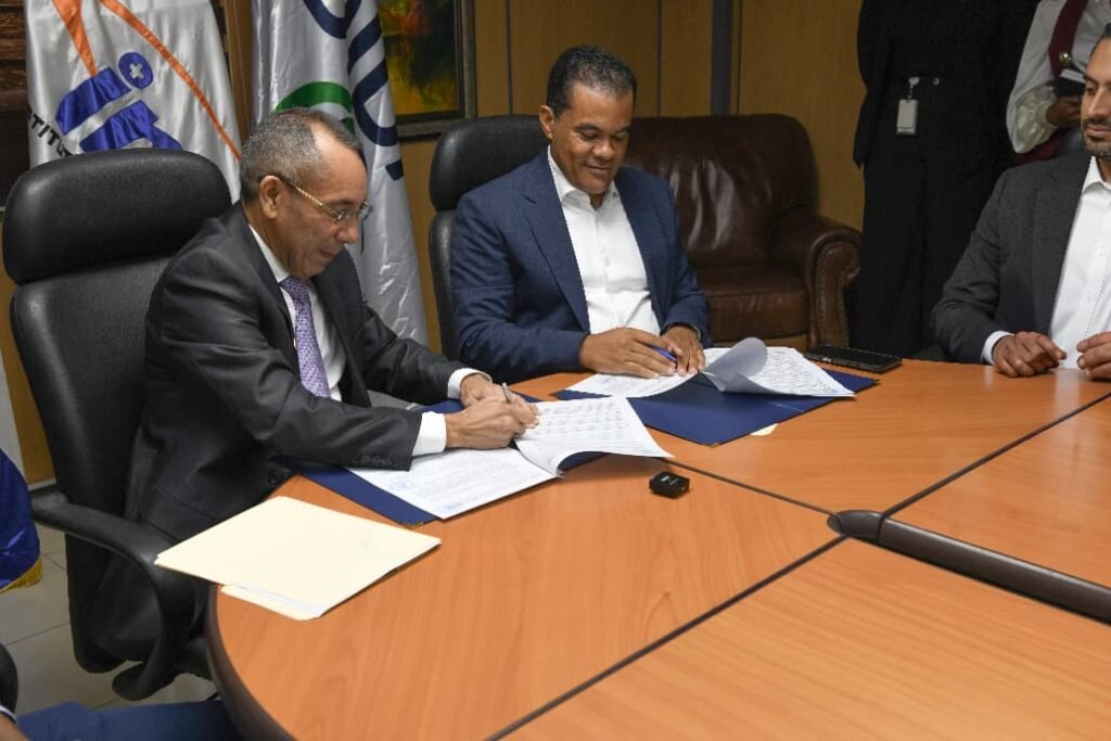 Elsido Diaz Bueno y Elias Baez de los Santos 1 INAVI y DIDA firman convenio para ofrecer servicios funerarios a colaboradores