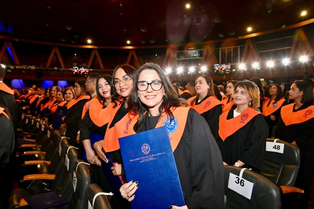 Abinader sostiene la profesionalización es clave para fortalecer el aparato público que necesita competencias 5 GRADUADAS Abinader sostiene la profesionalización es clave para fortalecer el aparato público que necesita competencias