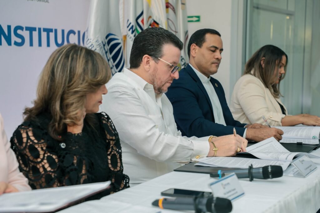 Geanilda Vasquez Y Jose Alejandro Aybar 3 Gabinete de Política Social firma acuerdos con universidades para ampliar pasantías y formación de jóvenes
