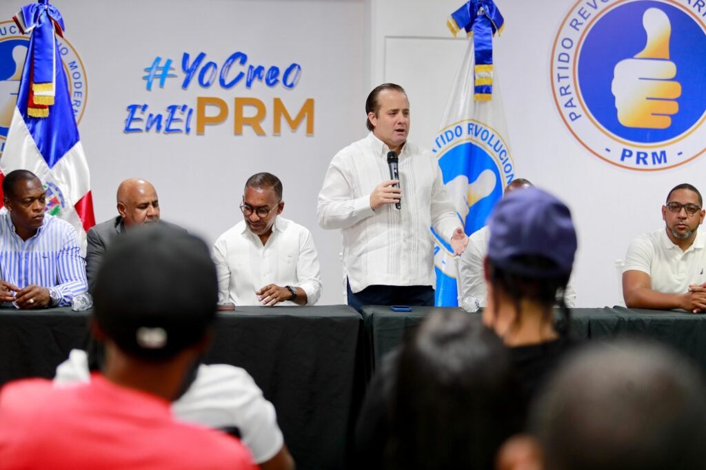 Jose Ignacio Paliza 16 PRM juramenta a expresidente del PLD en Los Botados, Monte Plata