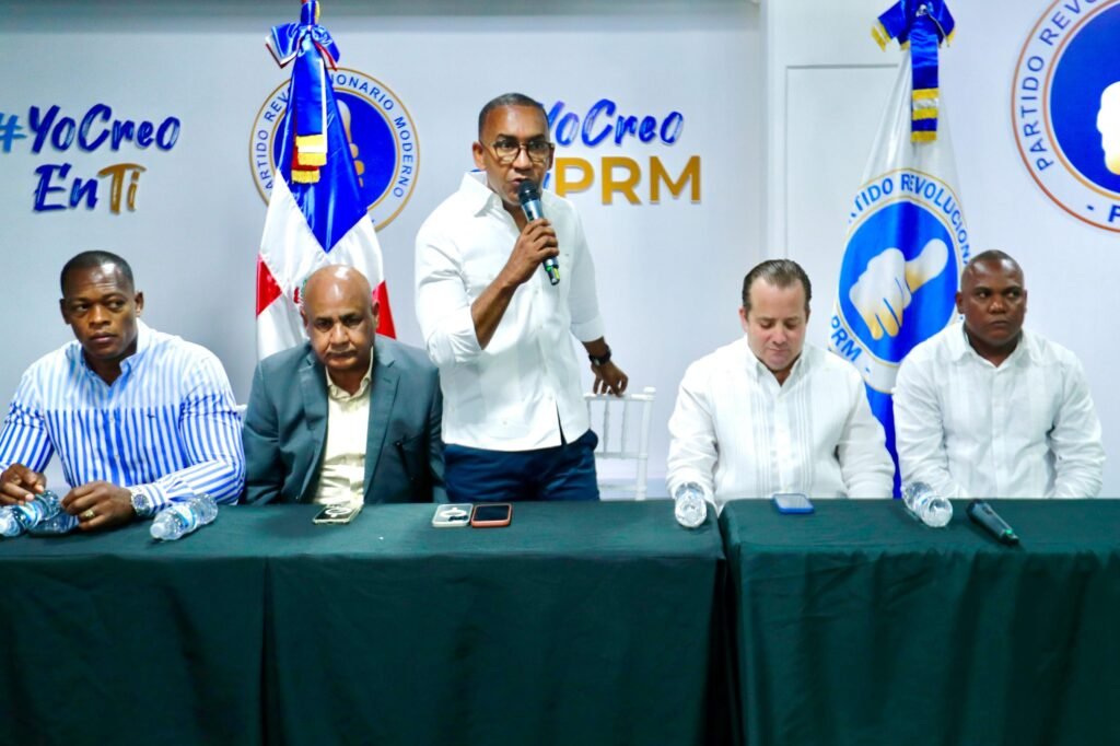 Jose Ignacio Paliza 17 PRM juramenta a expresidente del PLD en Los Botados, Monte Plata