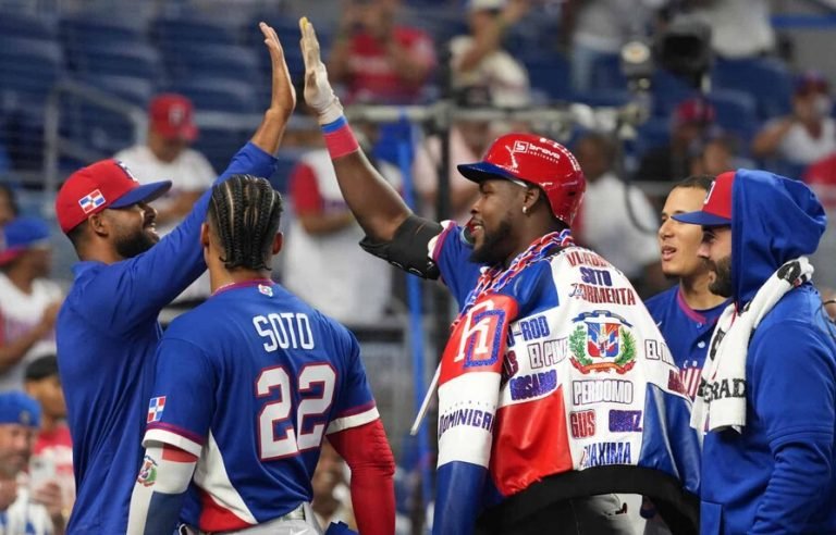 Jugadores dominicanos celebran 1 RD gana duelo a Venezuela y avanza invicto Clásico Mundial