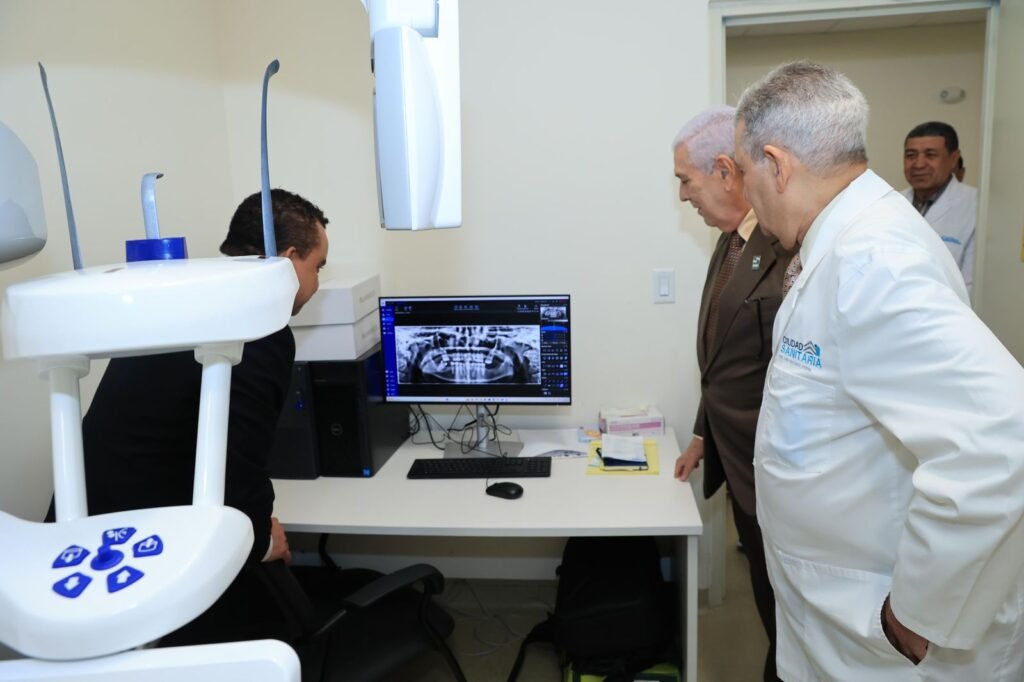 Julio Landron 15 SNS entrega tomógrafos dentales en ocho hospitales con una inversión superior a los RD$63 millones