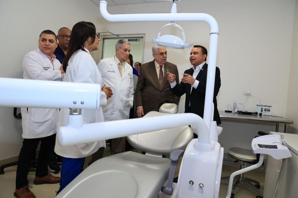 Julio Landron 17 SNS entrega tomógrafos dentales en ocho hospitales con una inversión superior a los RD$63 millones