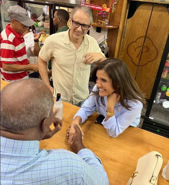 Leah F. Campos 1 Embajadora de E.U. disfruta en colmado «viernes dominicano»