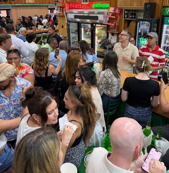 Leah F. Campos 2 Embajadora de E.U. disfruta en colmado «viernes dominicano»