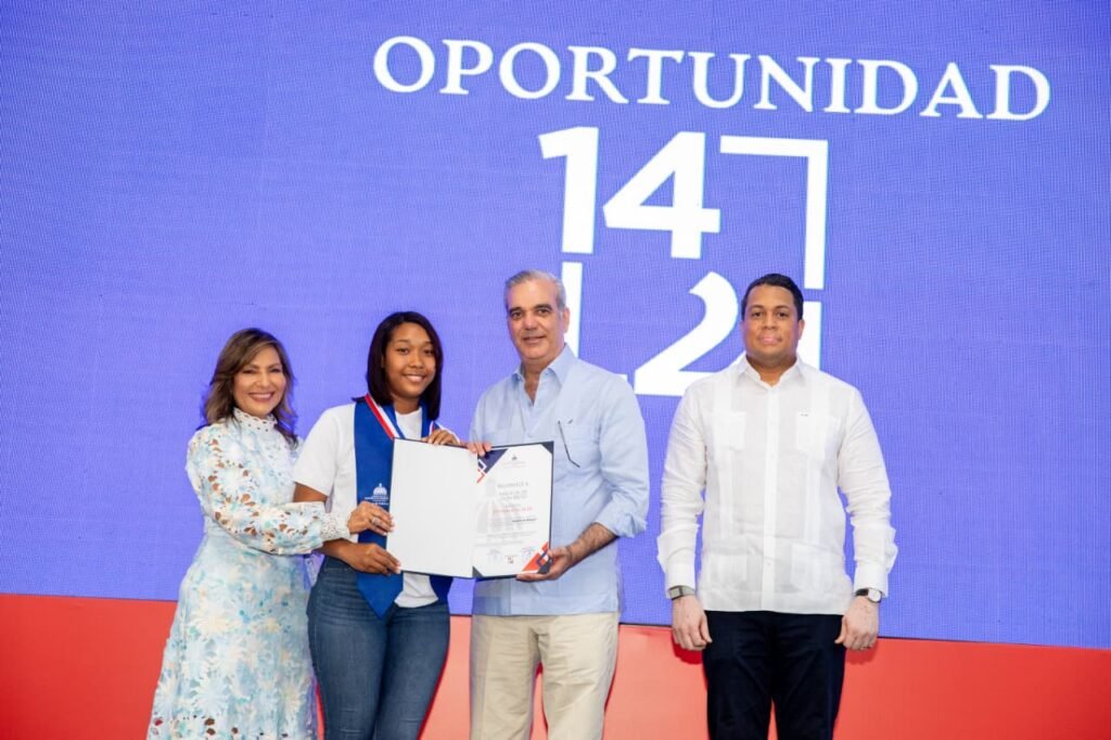 Luis Abinader 128 Abinader encabeza graduación del programa Oportunidad 14/24; ha impactado a más de 28 mil jóvenes en formación técnico profesional