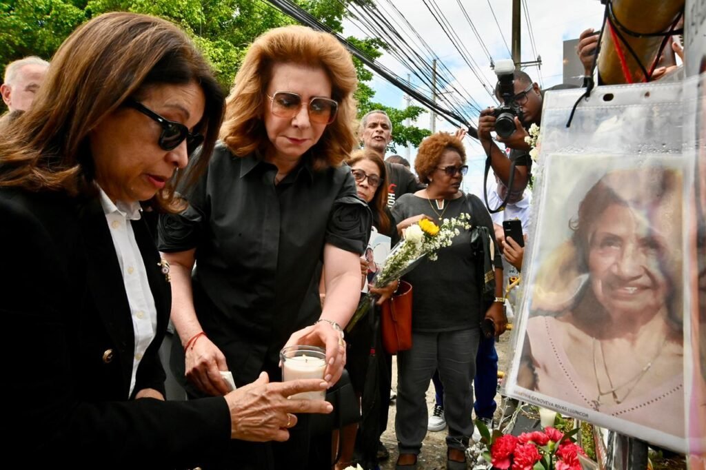 Melba Segura de Grullon y Arelis Cruz de Estrella 1 Con flores, velas y oraciones, recuerdan a víctimas del Jet Set a 11 meses de la tragedia