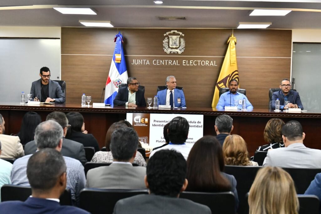 Miembros de la JCE JCE socializa con entidades financieras elementos tecnológicos de la nueva cédula