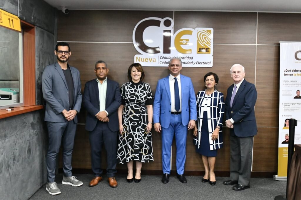 Miembros de la JCE y representantes de entidades financieras JCE socializa con entidades financieras elementos tecnológicos de la nueva cédula