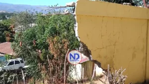 Suspenden docencia por colapso de pared en una escuela de Las Matas de Farfán