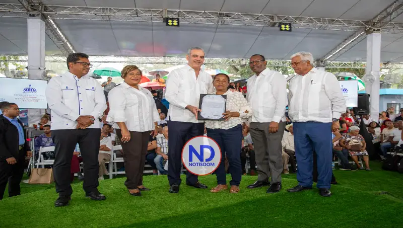 Abinader entrega 442 títulos de propiedad a familias de Hato Nuevo II