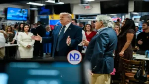 Trump se despide de Miami visitando El Arepazo, un icónico restaurante venezolano