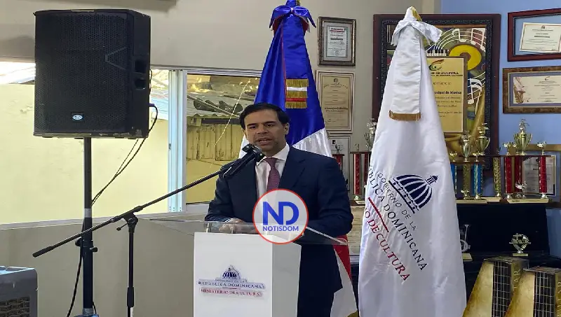 Ministro de Cultura entregó instrumentos de música a Banda Municipal en Mao