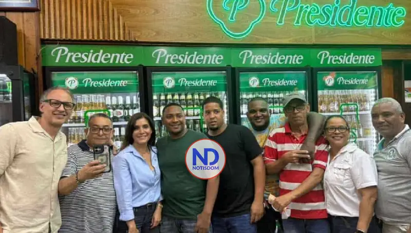 Embajadora de E.U. disfruta en colmado «viernes dominicano»