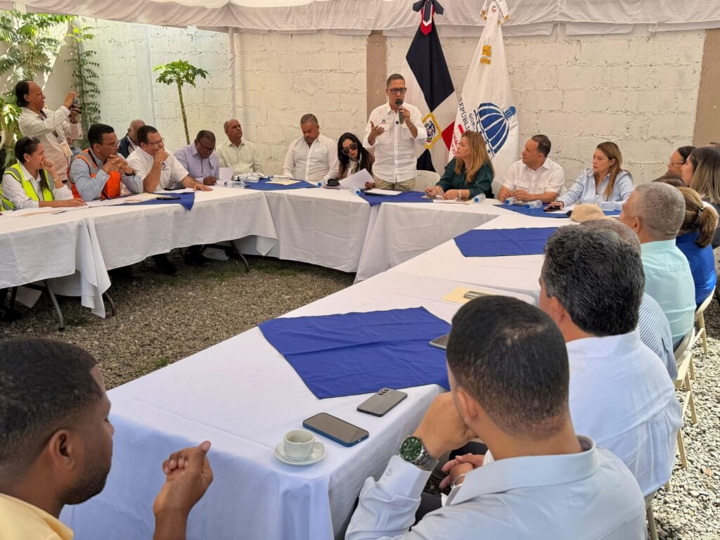 Participante en mesa de trabajo en San Jose de Ocoa Gobierno acelera construcción y remozamiento de escuelas en San José de Ocoa