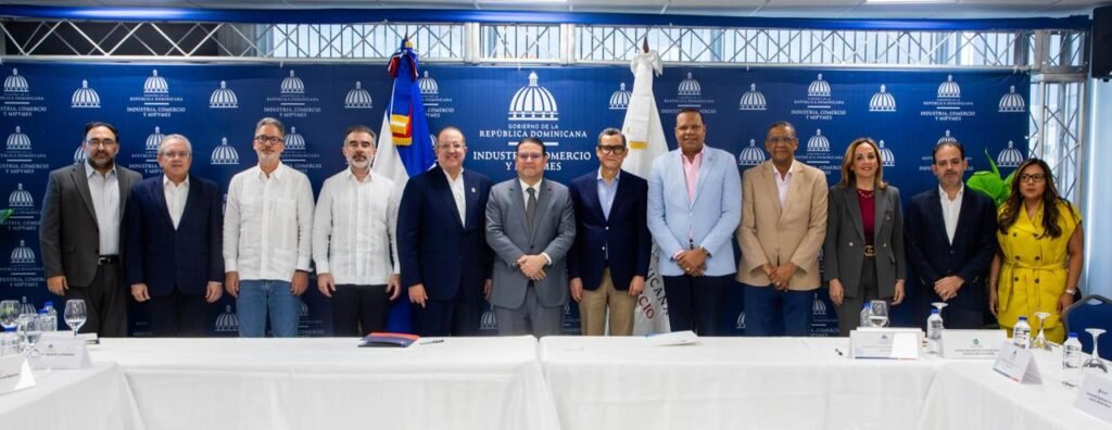 Yayo Sanz Lovatón anuncia ofensiva nacional contra el comercio ilícito 4 Representaciones de los Ministerios u organizaciones Yayo Sanz Lovatón anuncia ofensiva nacional contra el comercio ilícito