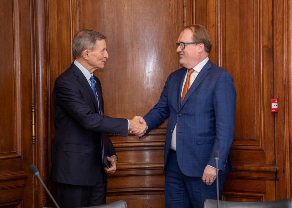 Roberto Alvarez Y OTROS 3 RD formaliza acercamiento a la OCDE con firma de memorando de Entendimiento