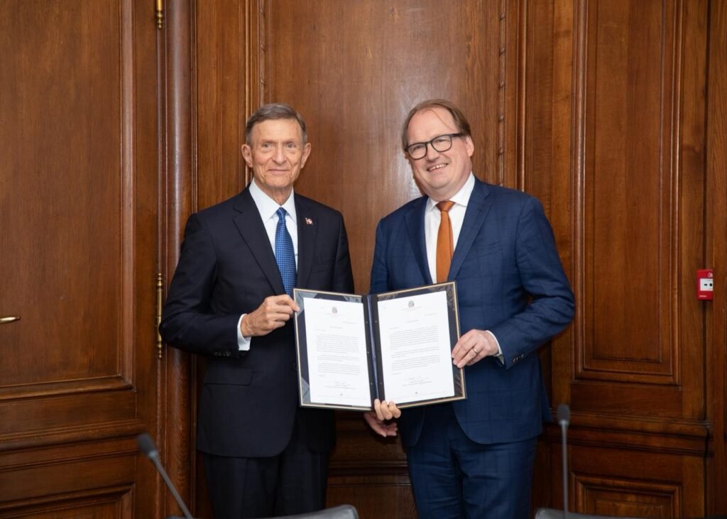 Roberto Alvarez Y OTROS 4 RD formaliza acercamiento a la OCDE con firma de memorando de Entendimiento