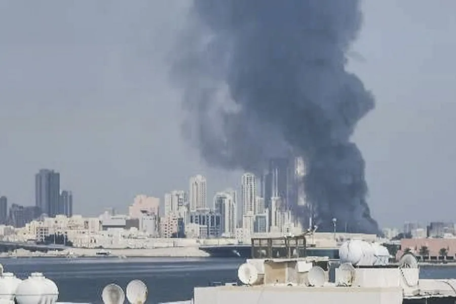 Irán anuncia «fuerte respuesta» para «vengarse» de Israel y EU 3 columna de humo en Barein Irán anuncia «fuerte respuesta» para «vengarse» de Israel y EU