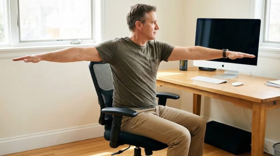 ejercicios de rotacion del tronco en la silla Qué es la “joroba de oficina” y cómo prevenirla con ejercicios respaldados por la ciencia