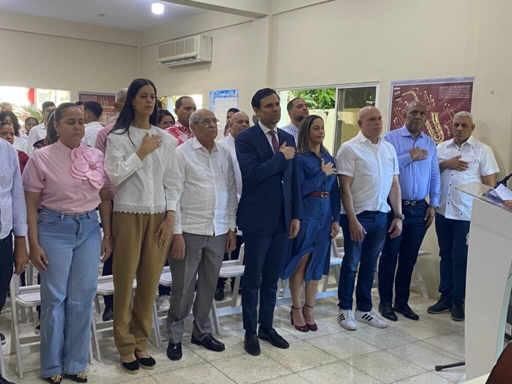 encuentro Ministro de Cultura entregó instrumentos de música a Banda Municipal en Mao
