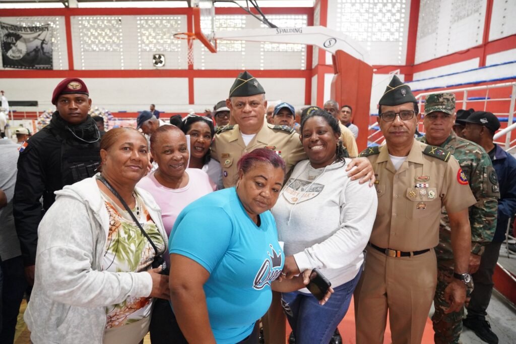 jornada en Villa Duarte 3 Ministro de Defensa encabeza jornada social para más de 800 pensionados en Villa Duarte