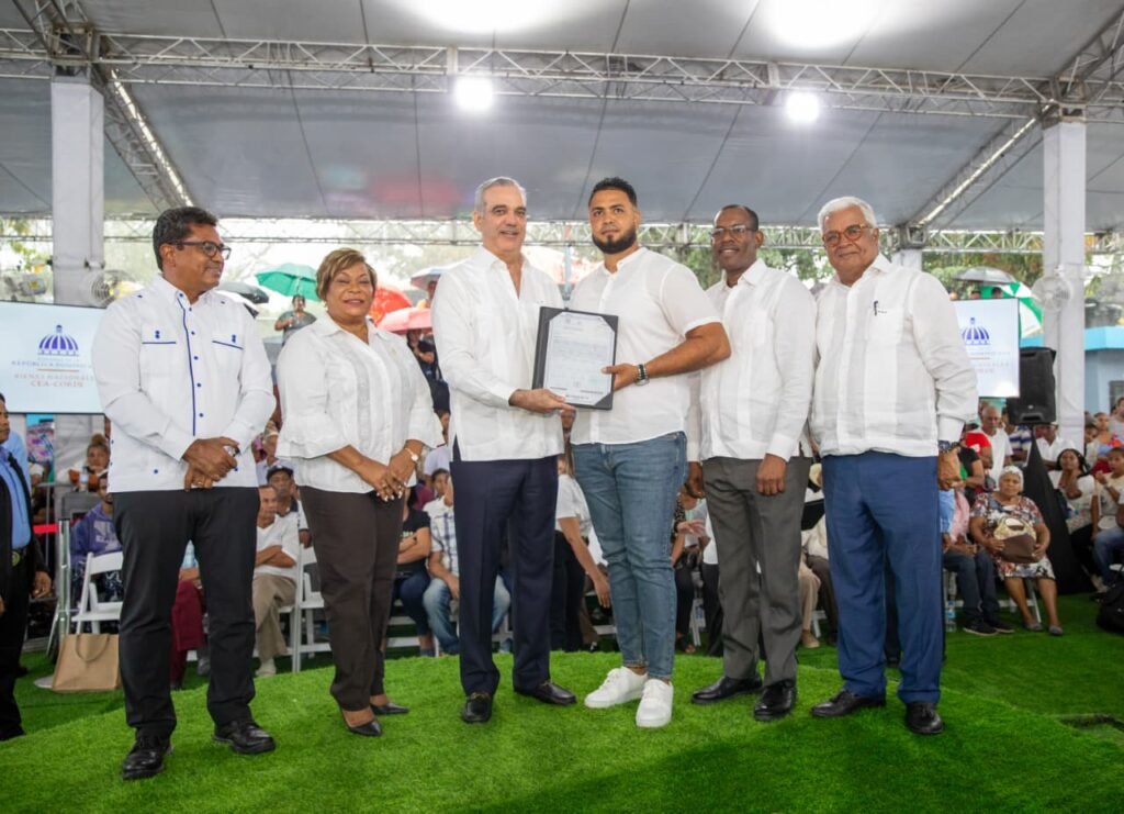 luis abinader 119 Abinader entrega 442 títulos de propiedad a familias de Hato Nuevo II