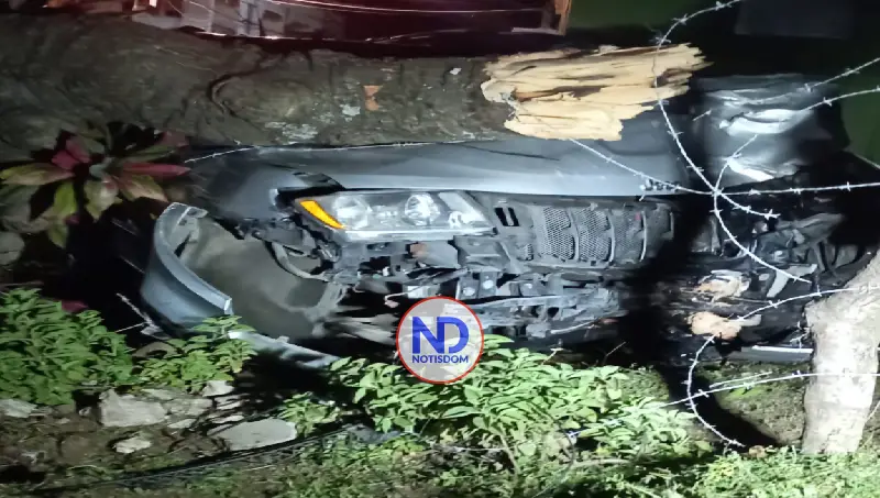 Profesora impacta su vehículo contra un árbol en Hato Mayor y resulta ilesa