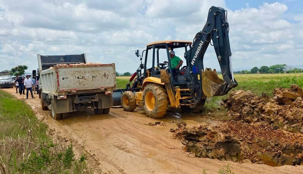 Gobierno inicia en el Bajo Yuna programa para rehabilitar vías interparcelarias