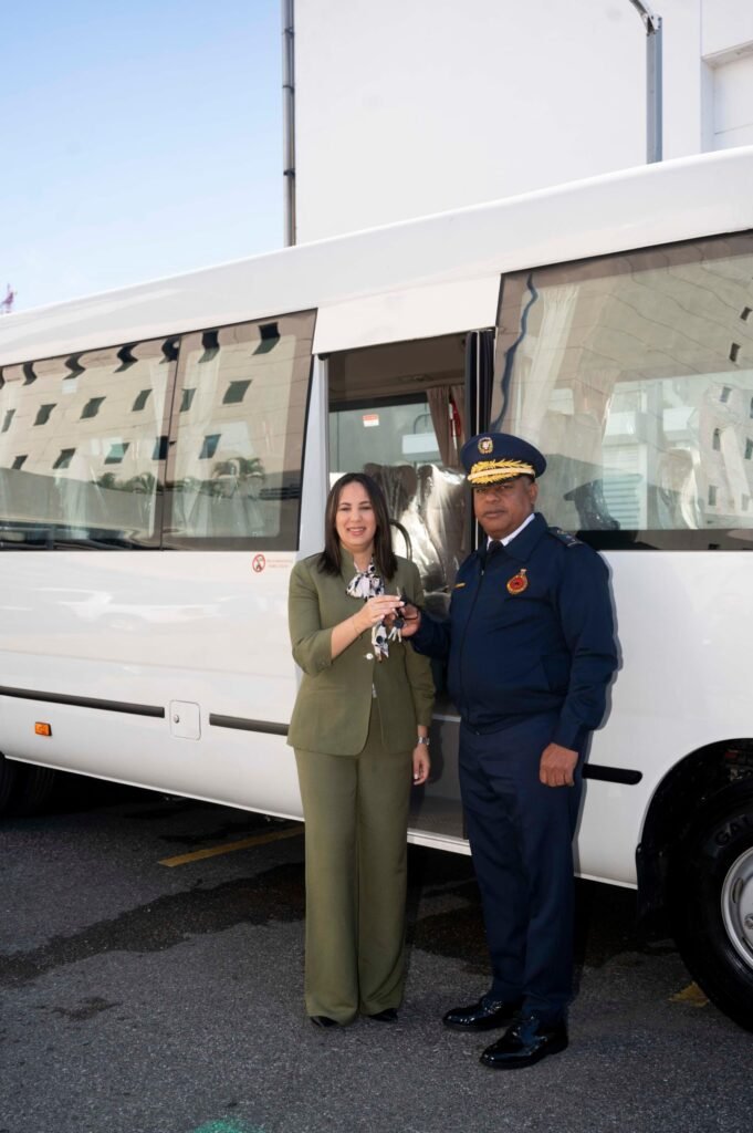 Alieska Diaz Banreservas dona minibús al Cuerpo de Bomberos del Distrito Nacional