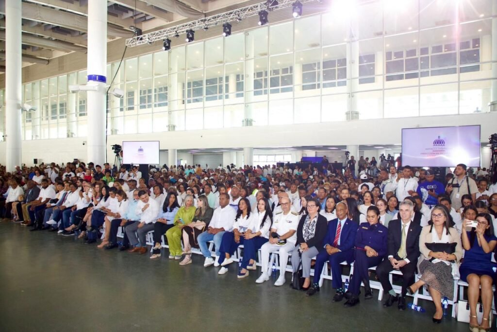 Asistentes a dialogo con 6000 familias beneficiarias de Superate Abinader escucha a 6,000 familias y reafirma su apoyo a Supérate