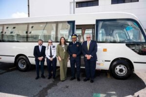 Banreservas dona minibús al Cuerpo de Bomberos del Distrito Nacional