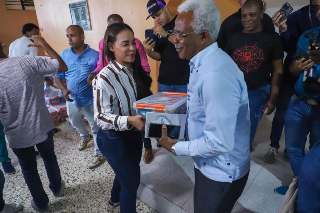 Betty Geronimo kits de habichuelas 1 Alcaldía de SDN distribuye más de 4,000 kits de habichuelas con dulce en Semana Santa