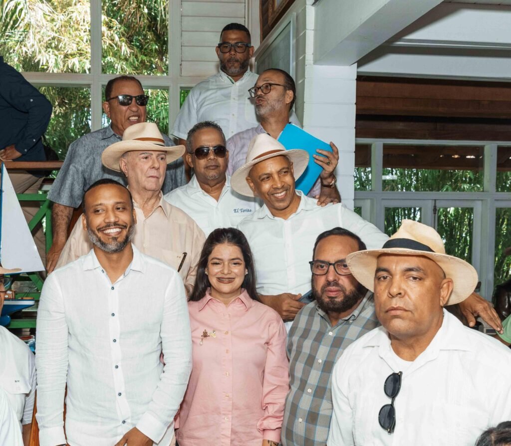 Carolina Mejía recibe apoyo de Héctor Acosta y dirigentes del PRM en Monseñor Nouel 3 Carolina Mejia con dirigentes del PRM 1 Carolina Mejía recibe apoyo de Héctor Acosta y dirigentes del PRM en Monseñor Nouel