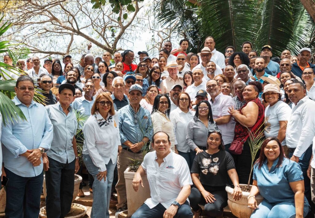 Carolina Mejía recibe apoyo de Héctor Acosta y dirigentes del PRM en Monseñor Nouel 5 Carolina Mejia con dirigentes del PRM 3 Carolina Mejía recibe apoyo de Héctor Acosta y dirigentes del PRM en Monseñor Nouel