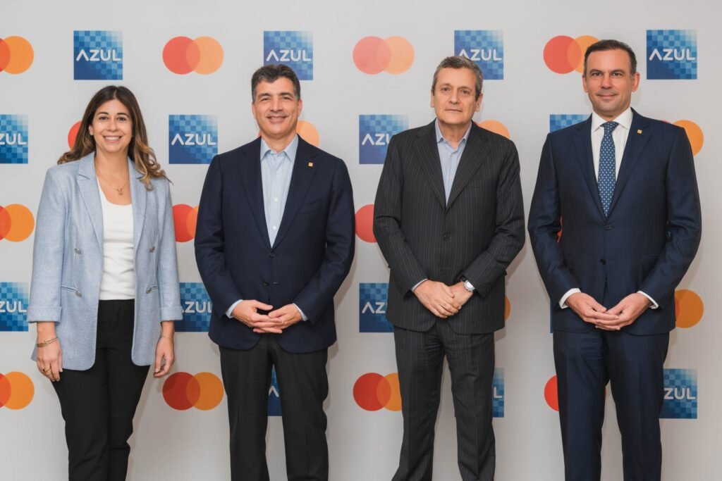 De izquierda a derecha los senores Andrea Scerch y Eugene Rault Grullon AZUL lanza Click to Pay con Passkeys para transformar el comercio electrónico en RD