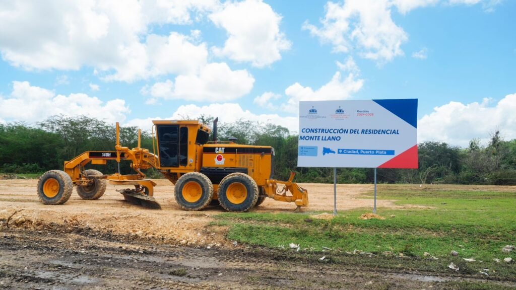 ESCAVADORA 1 Ito Bisonó coordina inicio de proyecto habitacional para personas afectadas por lluvias en Montellano