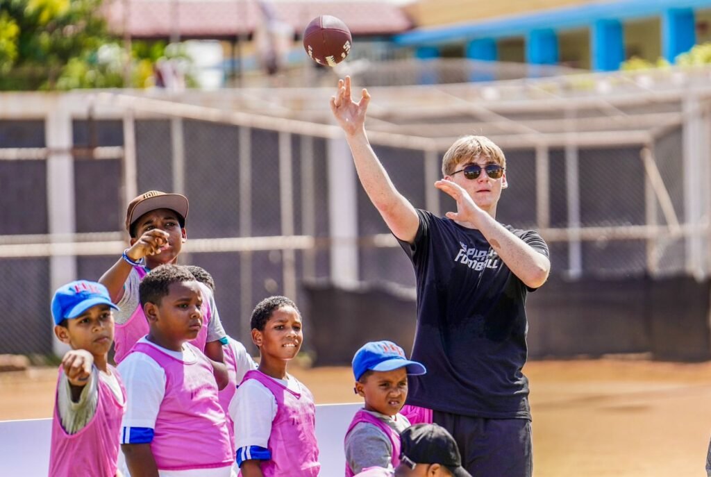 EVENTO INEFI y la NFL hacen historia: Byron Matos lidera clínica de Flag Football para cientos de estudiantes dominicanos