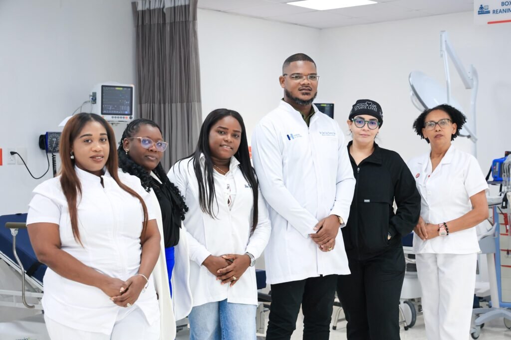 Enfermeras Hospital La Victoria Abinader deja en funcionamiento nueva emergencia del Hospital La Victoria con inversión de RD$75 millones