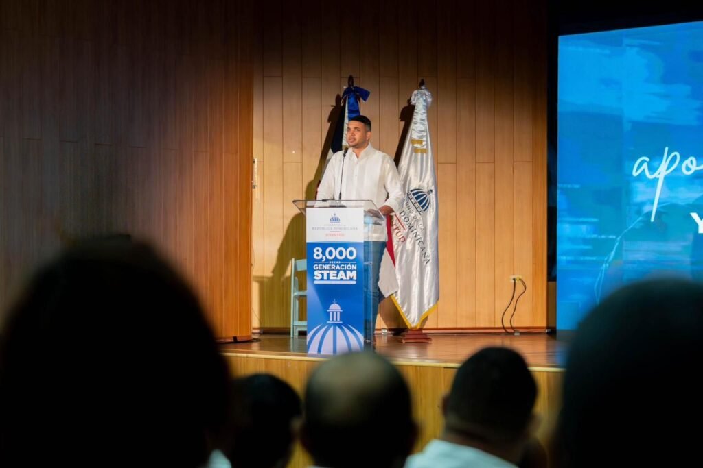 Entrega de becas 1 Gobierno entrega 8,000 becas Generación STEAM a jóvenes del Cibao para formación en áreas tecnológicas
