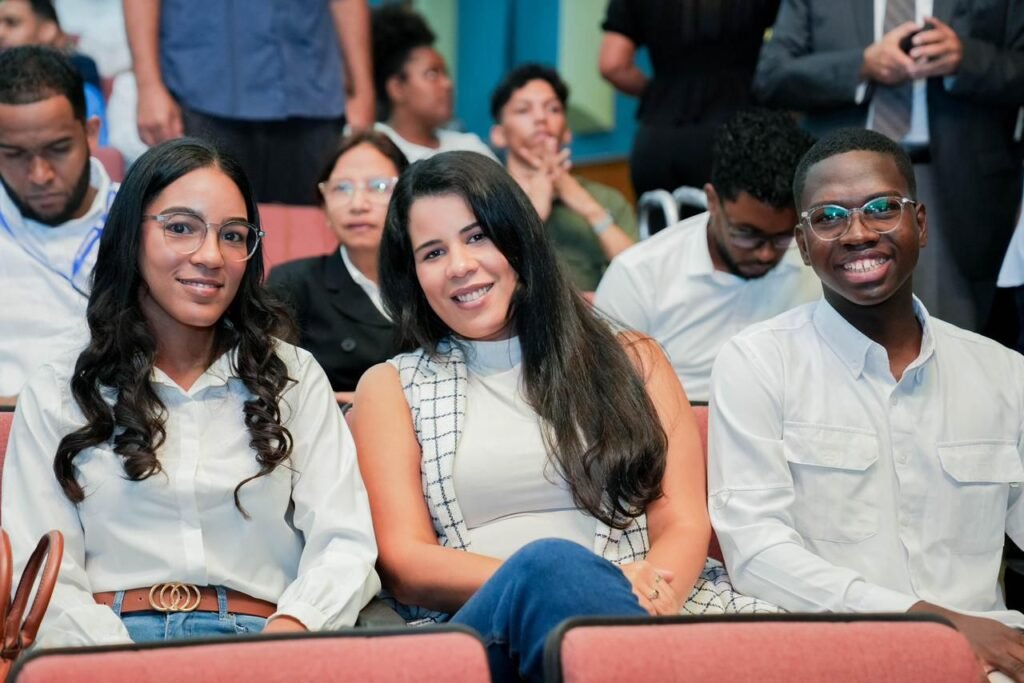 Entrega de becas Gobierno entrega 8,000 becas Generación STEAM a jóvenes del Cibao para formación en áreas tecnológicas